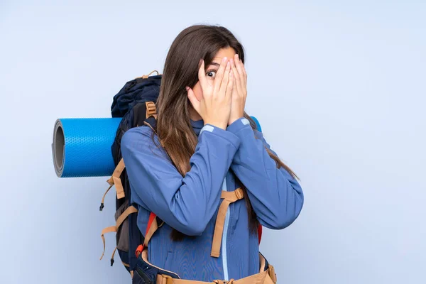 Adolescente Excursionista Chica Sobre Aislado Fondo Cubriendo Los Ojos Mirando —  Fotos de Stock