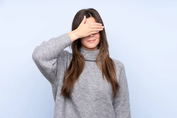 Teenager Brazilian Girl Isolated Blue Background Covering Eyes Hands Want — Stock Photo, Image