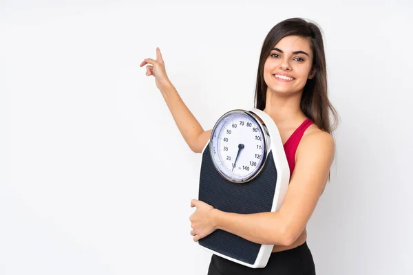 Giovane Donna Sfondo Bianco Isolato Con Pesatrice Lato Puntamento — Foto Stock