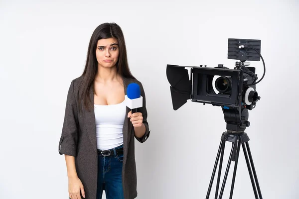 Repórter Mulher Segurando Microfone Relatando Notícias Sobre Fundo Branco Isolado — Fotografia de Stock