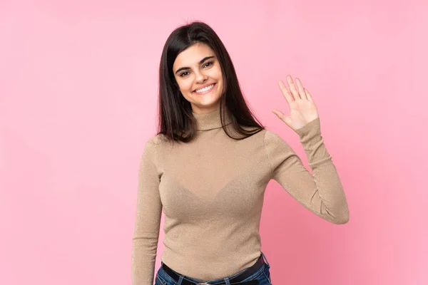 Jonge Vrouw Geïsoleerde Roze Achtergrond Salueren Met Hand Met Vrolijke — Stockfoto