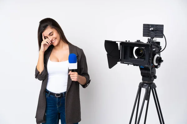 Repórter Mulher Segurando Microfone Relatando Notícias Sobre Fundo Branco Isolado — Fotografia de Stock