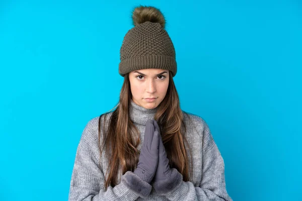 Menina Adolescente Com Chapéu Inverno Sobre Fundo Azul Isolado Pleading — Fotografia de Stock