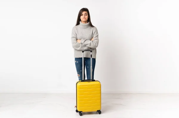 Cuerpo Entero Una Mujer Viajera Con Una Maleta Sobre Una — Foto de Stock