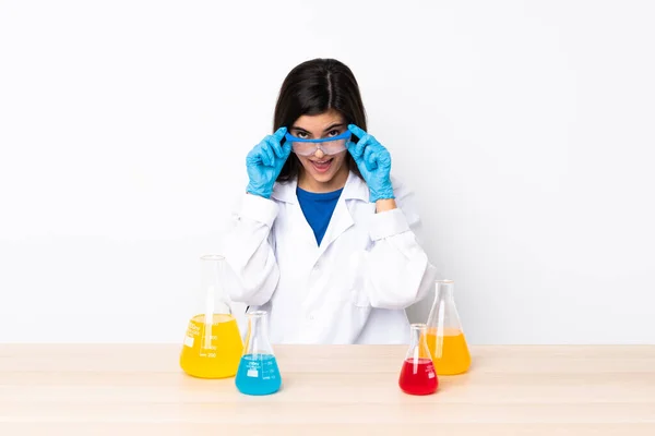 Mujer Científica Joven Una Mesa Con Gafas Sorprendida — Foto de Stock