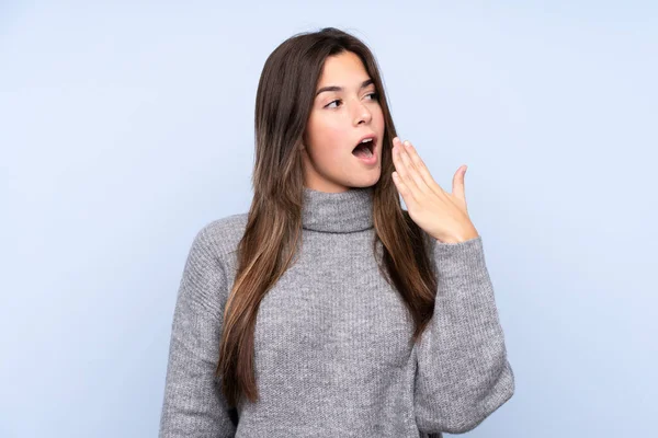 Adolescente Brasileña Chica Sobre Aislado Fondo Azul Bostezando Cubriendo Amplia — Foto de Stock