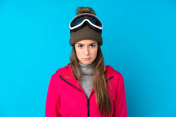 Menina Esquiador Adolescente Com Óculos Snowboard Sobre Fundo Azul Isolado — Fotografia de Stock