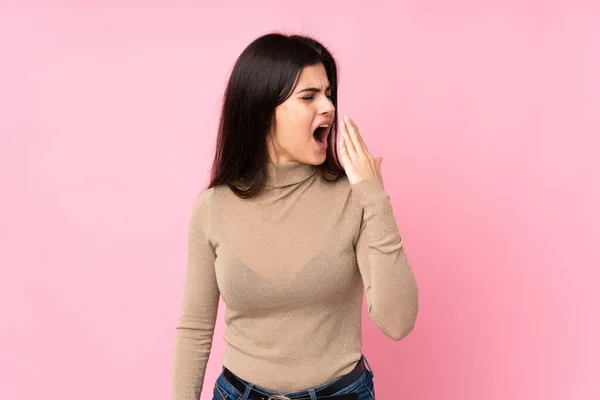 Mujer Joven Sobre Fondo Rosa Aislado Bostezando Cubriendo Boca Abierta —  Fotos de Stock