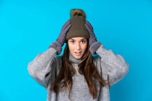 Teenager Mädchen Mit Wintermütze Über Isoliertem Blauem Hintergrund Mit Überraschendem — Stockfoto