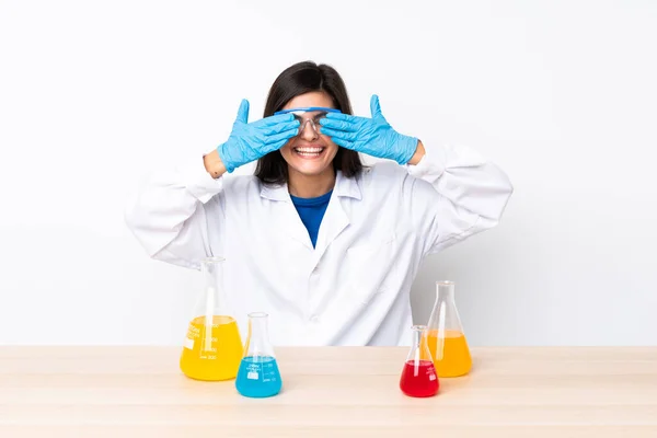 Jovem Mulher Científica Uma Mesa Cobrindo Olhos Por Mãos — Fotografia de Stock
