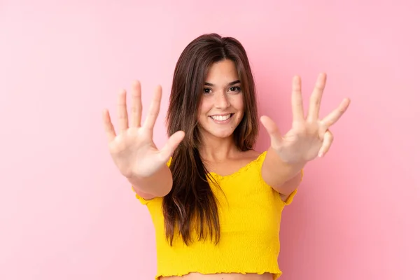 Teenager Brazilské Dívka Přes Izolované Růžové Pozadí Počítání Devět Prsty — Stock fotografie