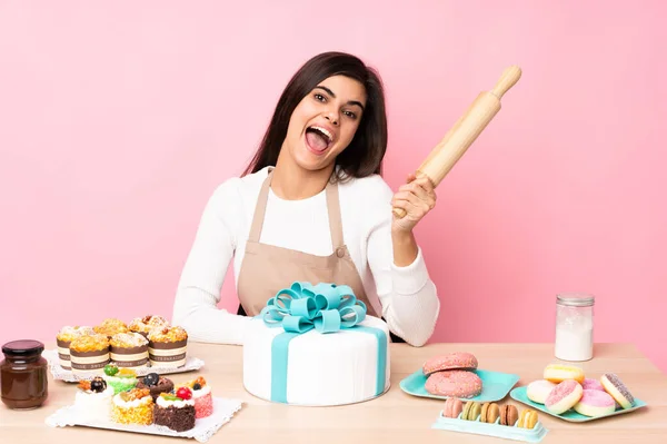 Konditor Mit Einem Großen Kuchen Auf Einem Tisch Vor Isoliertem — Stockfoto