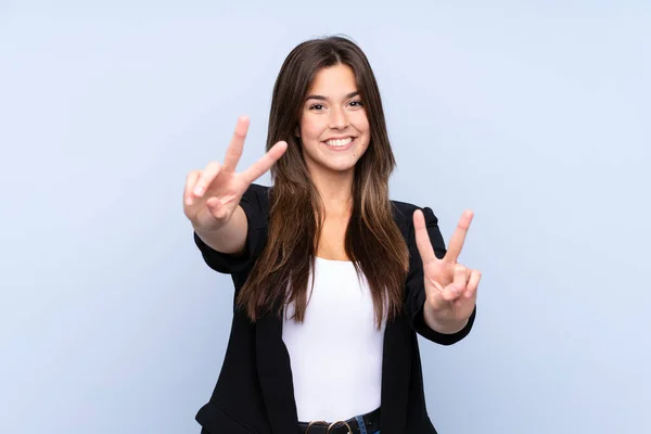 Młoda Brazylijska Kobieta Biznesu Odizolowanym Niebieskim Tle Uśmiecha Się Pokazuje — Zdjęcie stockowe