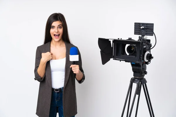 Reporter Femme Tenant Microphone Rapportant Des Nouvelles Sur Fond Blanc — Photo