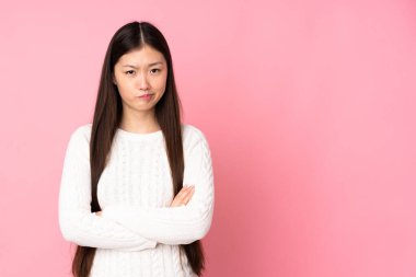 Tecrit edilmiş bir geçmişi olan genç Asyalı kadın üzgün.