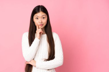 Tecrit edilmiş bir geçmişi olan Asyalı genç bir kadın.