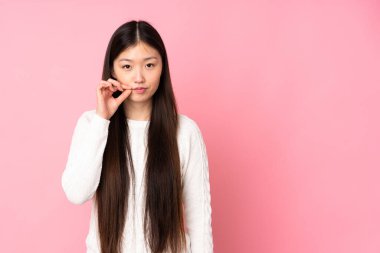 Asyalı genç bir kadın, izole edilmiş geçmişinde sessizlik işareti var.