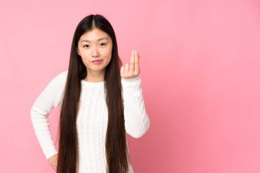 Asyalı genç bir kadın izole edilmiş arka planda İtalyan jestleri yapıyor.