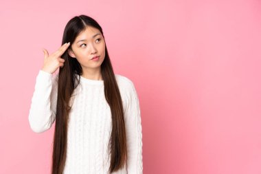 Asyalı genç bir kadın intihar jesti yapmada sorun yaşıyor.