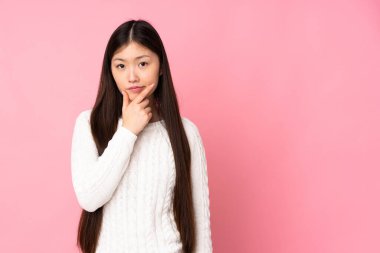 Tecrit edilmiş genç Asyalı kadının şüpheleri var.