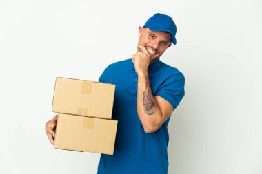 Beyaz arka planda izole edilmiş beyaz bir adam. Mutlu ve gülümsüyor.