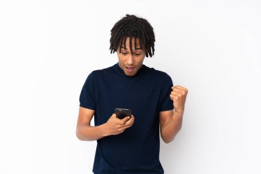 Beyaz arka planda izole edilmiş genç Afrikalı Amerikalı bir adam şaşırdı ve bir mesaj gönderiyor.