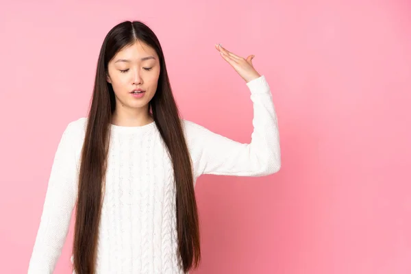 Ung Asiatisk Kvinna Över Isolerad Bakgrund Med Trött Och Sjuk — Stockfoto