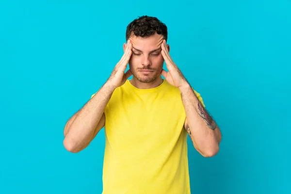 Jovem Caucasiano Bonito Homem Isolado Fundo Azul Com Dor Cabeça — Fotografia de Stock