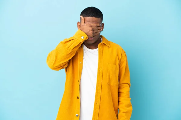 Hombre Latino Joven Aislado Sobre Fondo Azul Cubriendo Los Ojos —  Fotos de Stock