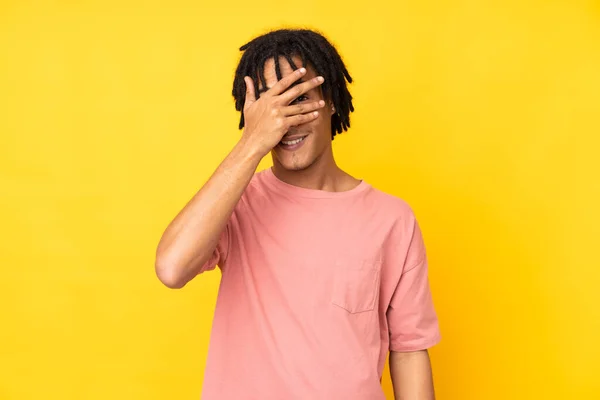 Νεαρός Αφροαμερικάνος Απομονωμένος Κίτρινο Φόντο Που Καλύπτει Μάτια Χέρια Και — Φωτογραφία Αρχείου