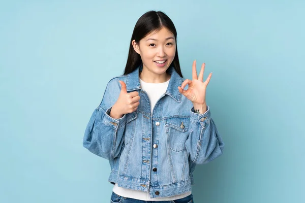 Junge Asiatische Frau Isoliert Auf Hintergrund Zeigt Zeichen Und Daumen — Stockfoto