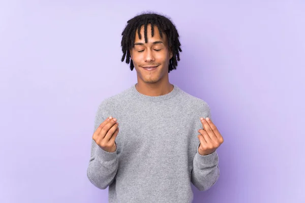 Молодий Афроамериканець Ізольований Пурпуровому Фоні Робить Грошовий Жест — стокове фото