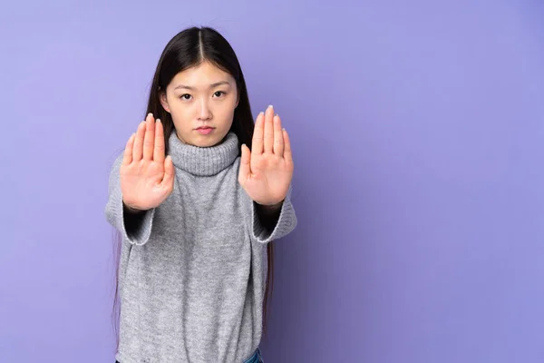 Ung Asiatisk Kvinna Över Isolerad Bakgrund Gör Stopp Gest Och — Stockfoto