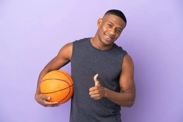 年轻的篮球选手 被紫色背景隔离 竖起大拇指做手势 — 图库照片