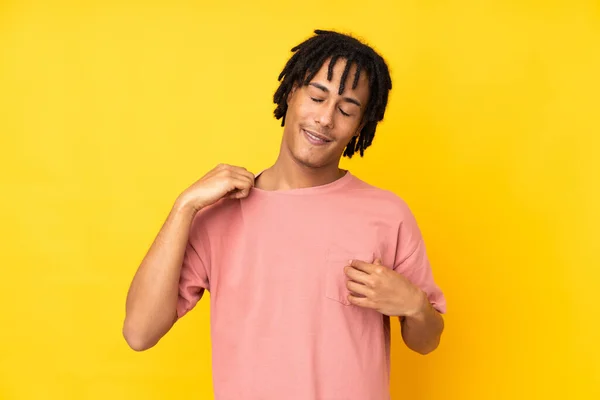 Jovem Afro Americano Isolado Fundo Amarelo Com Expressão Cansada Doente — Fotografia de Stock