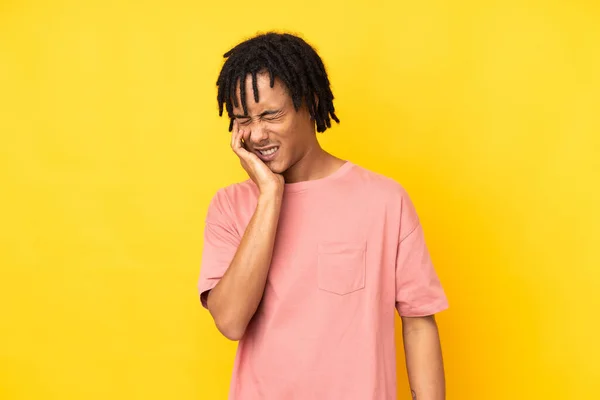 Jovem Afro Americano Isolado Fundo Amarelo Com Dor Dente — Fotografia de Stock