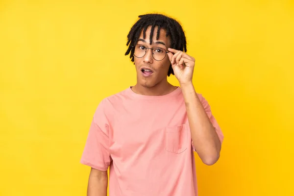 Young African American Man Isolated Yellow Background Glasses Surprised — Stock Photo, Image