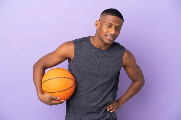 Pemain Bola Basket Muda Terisolasi Dengan Latar Belakang Ungu Berpose — Stok Foto