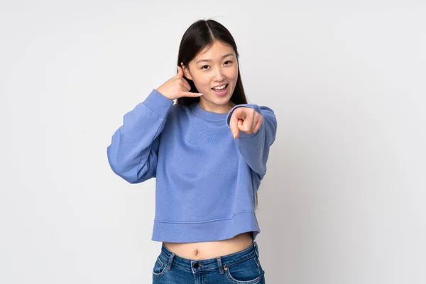 Jeune Femme Asiatique Isolé Sur Fond Faisant Geste Téléphone Pointant — Photo