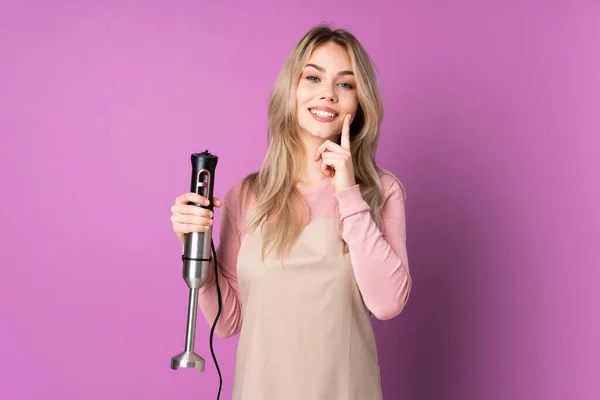 Adolescente Russo Menina Usando Liquidificador Mão Isolado Fundo Roxo Sorrindo — Fotografia de Stock