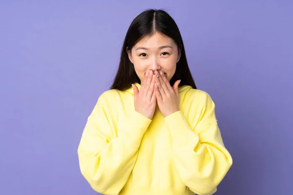 Jovem Mulher Asiática Isolada Fundo Roxo Feliz Sorridente Cobrindo Boca — Fotografia de Stock