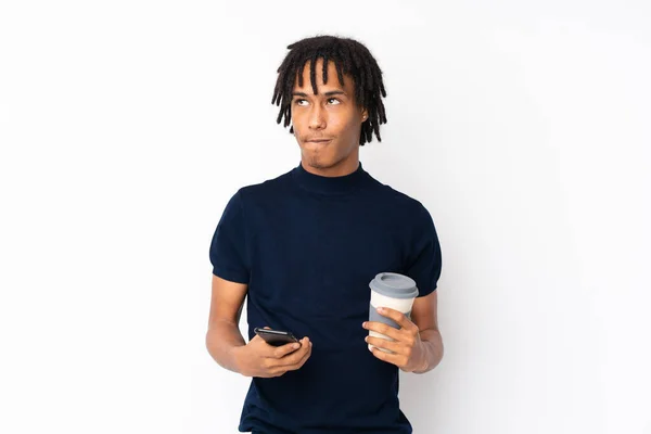 Mladý Africký Američan Izolovaný Bílém Pozadí Drží Kávu Odnést Mobilní — Stock fotografie