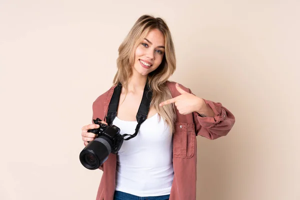 Jeune Fille Photographe Sur Fond Isolé Fier Satisfait Soi — Photo