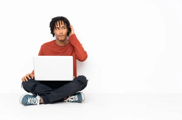 Fiatal Afro Amerikai Férfi Padlón Dolgozik Laptopjával Kétségei Vannak — Stock Fotó