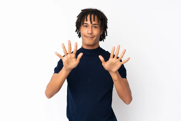 Genç Afrikalı Amerikalı Adam Beyaz Arka Planda Izole Edilmiş Parmaklarıyla — Stok fotoğraf