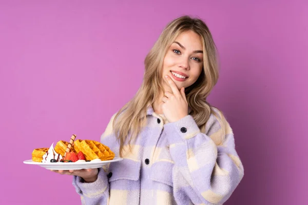 Adolescente Russo Menina Segurando Waffles Isolado Fundo Roxo Sorrindo — Fotografia de Stock