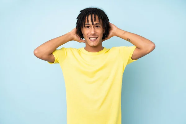 Joven Afroamericano Aislado Sobre Fondo Azul Frustrado Toma Las Manos — Foto de Stock