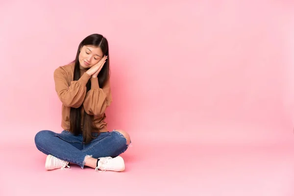 Jovem Mulher Asiática Sentada Chão Isolada Fundo Rosa Fazendo Gesto — Fotografia de Stock