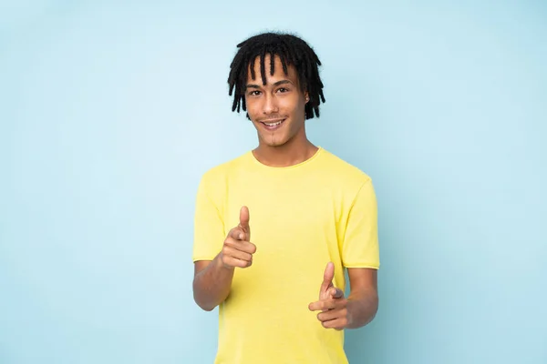 Νεαρός Αφροαμερικάνος Απομονωμένος Μπλε Φόντο Που Δείχνει Μπροστά Και Χαμογελάει — Φωτογραφία Αρχείου