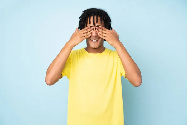 Молодой Африканский Американец Изолированный Синем Фоне Закрывает Глаза Руками — стоковое фото